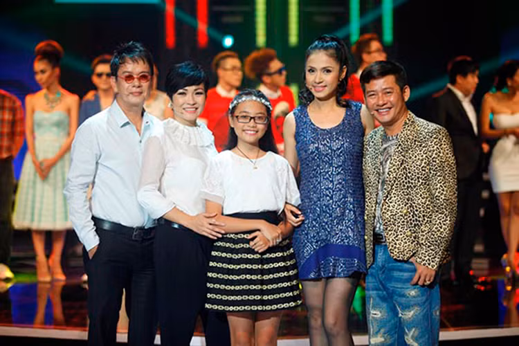 Bước ra từ cuộc thi Giọng hát Việt nhí 2013, Phương Mỹ Chi khiến dư luận nổi sóng khi ngồi ghế nóng chương trình Cùng nhau tỏa sáng bên cạnh các giám khảo chính: ca sĩ Phương Thanh, nhạc sĩ Đức Huy, diễn viên Việt Trinh và danh hài Tấn Beo. Ngay khi được công bố làm giám khảo, Phương Mỹ Chi vướng phải sự chỉ trích của khán giả. Ảnh: Đại lộ