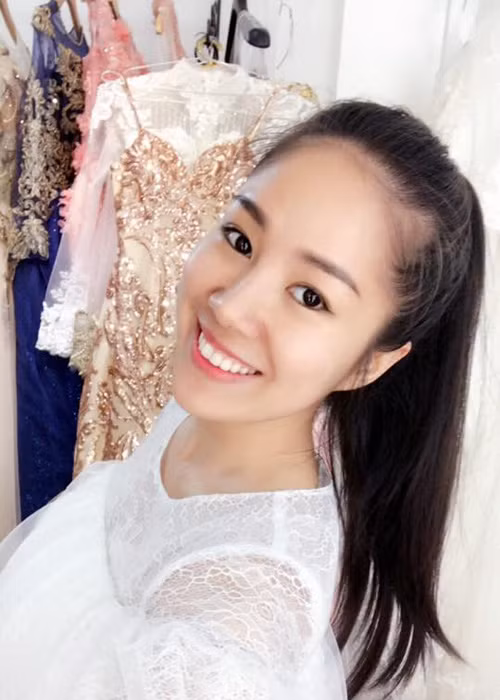 Trên Facebook, diễn viên Lê Phương hạnh phúc khoe đi thử váy áo khiến người hâm mộ đoán già đoán non cô đang chuẩn bị đám cưới với bạn trai kém tuổi.