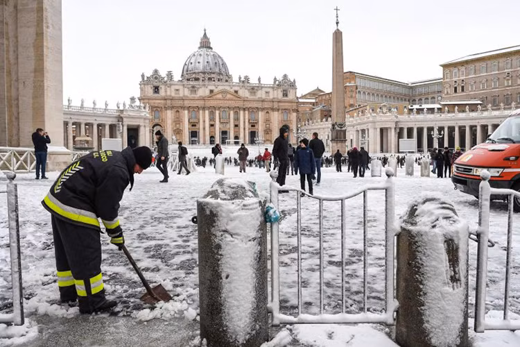 Tuy nhiên, nếu du khách có dịp đến Rome vào dịp này sẽ được khám phá một thành Rome hoàn toàn khác khi các công trình cổ ở đây được tô điểm thêm màu trắng của băng tuyết. Ảnh: RT.