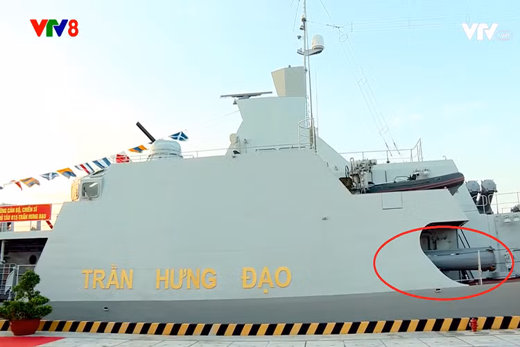 Trong vòng tròn đỏ là vị trí đặt cụm ống phóng ngư lôi 533mm trên các tàu hộ vệ tên lửa 015 – Trần Hưng Đạo, mỗi tàu Gepard 3.9 mới của Việt Nam có thể sẽ được trang bị hai cụm phóng ở hai bên thân tàu. Nguồn ảnh: VTV8.