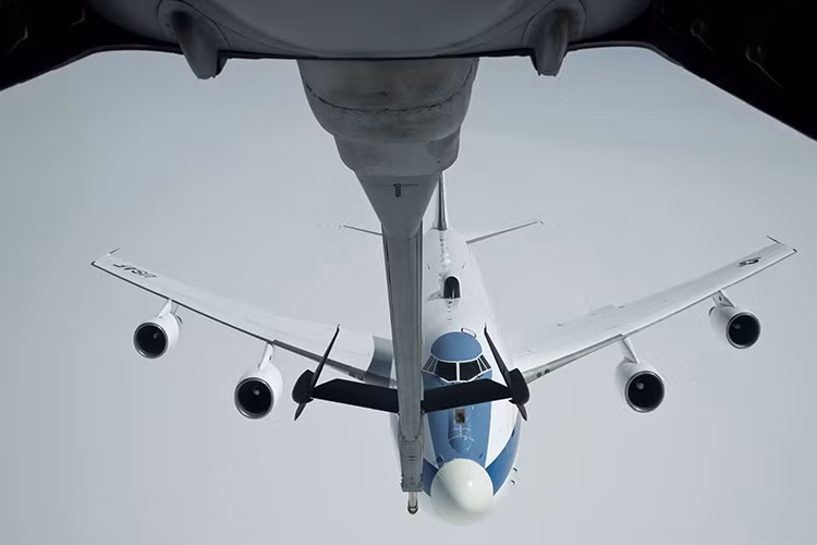Những chiếc E-4B có thể tiếp nhiên liệu khi đang bay và ở trên trời liên tục tới 35,4 giờ. Dù vậy, các máy bay đều được thiết kế để ở trên không cả tuần lễ. Dĩ nhiên để làm được như vậy chúng cần tới các máy bay tiếp nhiên liệu trên không hỗ trợ. Nguồn ảnh: gazeta.ru.