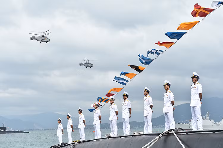 Trong khi các tàu ngầm Kilo hoạt động bên dưới mặt nước thì trên không hỗ trợ chúng là các trực thăng Ka-28 thuộc các đơn vị Không quân Hải quân, đây là trực thăng chống ngầm hiện đại nhất của Quân đội ta hiện nay. Nguồn ảnh: chinhphu.vn.