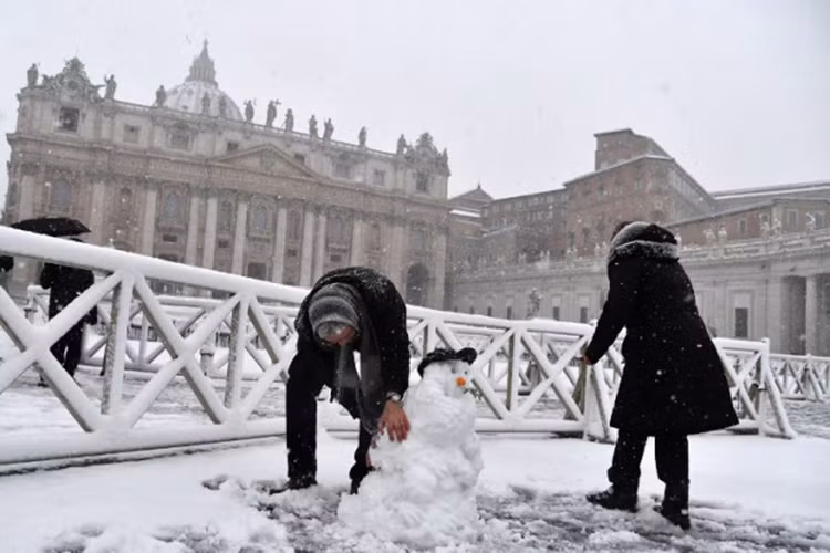 Quảng trường Thánh Phêrô trung tâm Vatican chìm ngập trong tuyết trong đợt lạnh kỷ lục. Ảnh: The Local.
