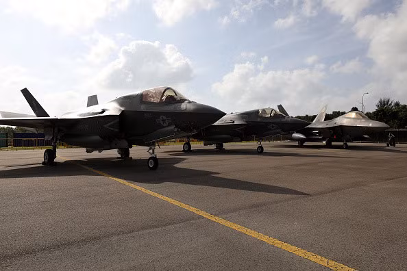 Tiêm kích tàng hình F-35B (2 chiếc gần) và F-22 Raptor của Mỹ tại khu vực trưng bày ở Singapore Airshow 2018. Ảnh: Getty.
