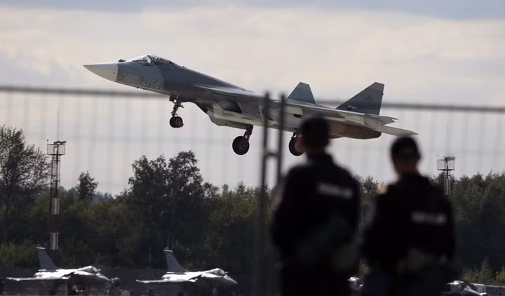 Các nguyên mẫu thử nghiệm của Su-57 sử dụng cảm biến quang - điện tử 101KS Atoll và tổ hợp vô tuyến điện tử đa năng tích hợp (MIRES) Sh121, gồm radar N036 Byelka và hệ thống tác chiến điện tử L402 Himalayas.
