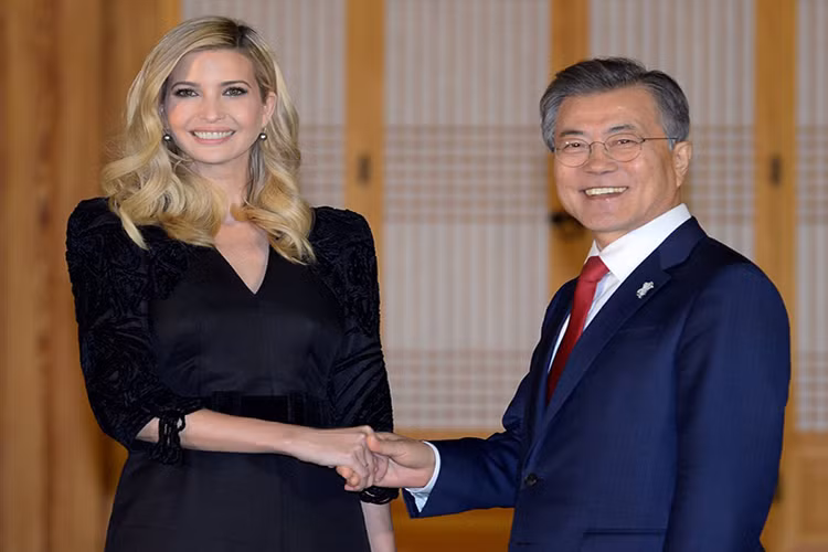 Theo Korea Times, đi cùng với con gái ông Trump đến Hàn Quốc còn có Thượng Nghị sĩ James Risch, Phát ngôn viên Nhà Trắng Sarah Huckabee Sanders và bà Allison Hooker - quan chức Hội đồng An ninh Quốc gia (NSC) chuyên về các vấn đề bán đảo Triều Tiên. Ảnh: Business Insider.
