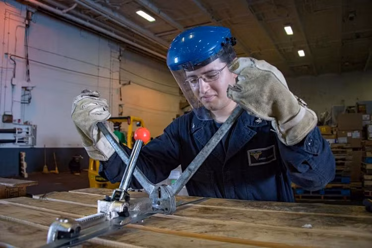 Một thủy thủ đang làm nhiệm vụ trong hangar tàu sân bay USS Carl Vinson, ngày 20/2/2018. Nguồn ảnh: US Navy.