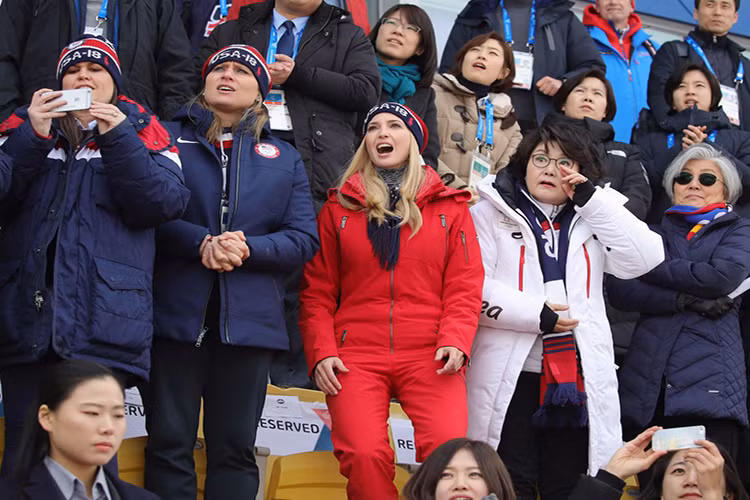Đi cùng bà Ivanka đến Pyeongchang cùng có Đệ nhất phu nhân Hàn Quốc bà Kim Jung-sook và Ngoại trưởng Hàn Quốc Kang Kyung-wha. Ảnh: Business Insider.