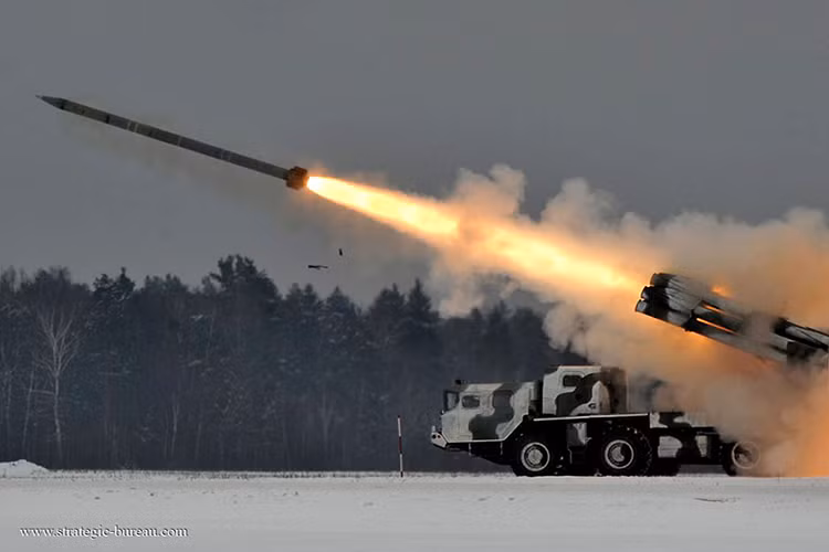Các loại đạn trang bị cho Smerch gồm đạn nổ phá mảnh, đạn rải mìn, đạn cháy, đạn xuyên giáp... và đặc biệt là đạn chống tăng tự dẫn, tầm bắn dao động trong khoảng 20 - 90 km. Tốc độ bắn 12 đạn trong 38 giây, thời gian tái nạp 20 phút. Nguồn ảnh: Strategic Bureau.