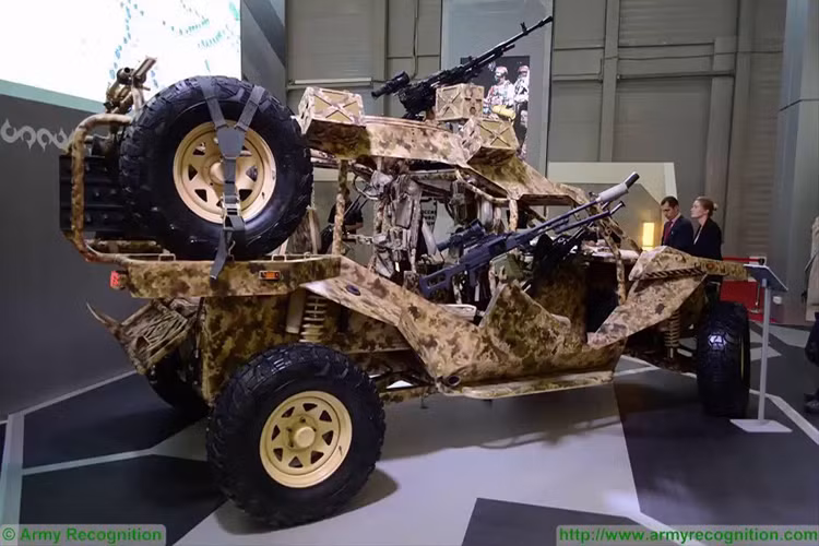 Về thông số kỹ thuật Chaborz-M6 được đặt tên khung gầm bánh lốp 4x4 có trọng lượng chiến đấu khoảng 1 tấn, thân xe được tạo thành bởi bộ khung hợp kim chắc chắn. Dù là một mẫu xe địa hình nhưng Chaborz-M6 vẫn ưu tiên khả năng bảo vệ kíp chiến đấu ở một số vị trí nhất định, bên cạnh đó nó còn có thể được triển khai từ các trực thăng vận tải quân sự thông thường. Nguồn ảnh: Army Recognition.