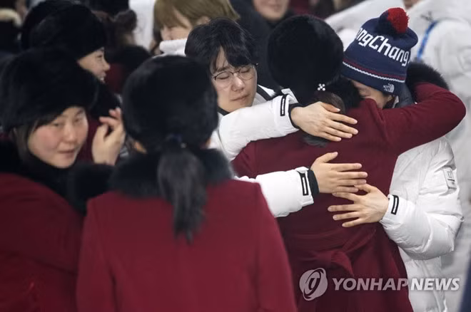 Những cái ôm từ biệt trong nước mắt. Ảnh: Yonhap News.