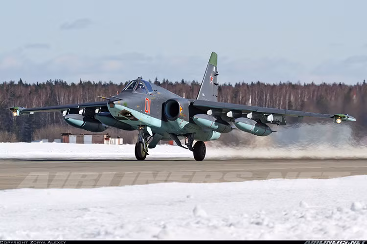 Theo các nguồn tin không chính thức, những chiếc cường kích Su-25 được Nga đưa tới Syria gồm hai biến thể Su-25SM3 và Su-25UBM2. Đây đều là hai phiên bản mới nhất của dòng máy bay Su-25 do Sukhoi phát triển cho nhiệm vụ không kích tầm gần, tầm thấp. Nguồn ảnh: Airliners.net.