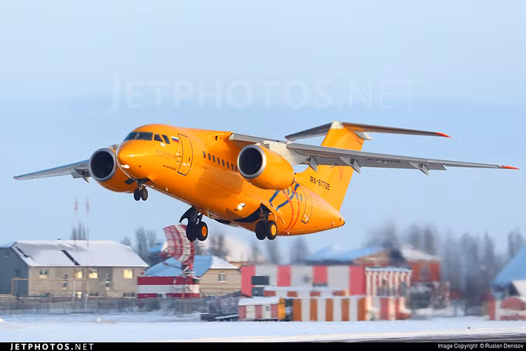 Giống như nhiều dòng máy bay chở khách thương mại được hãng chế tạo máy bay Antonov, Ukraine chế tạo sau thời kỳ Liên Xô tan rã, Antonov An-148 có thiết kế khá nhỏ nhưng vẫn đủ mạnh mẽ cho nhiều yêu cầu hoạt động khác nhau của thị trường hàng không dân dụng. Ảnh: Jet Photos.