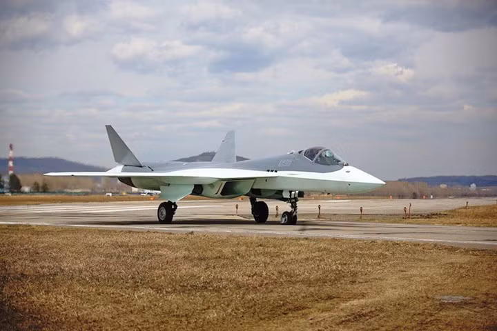 Su-57 là chiến đấu cơ Nga sở hữu thiết kế tàng hình đầu tiên cùng với đó là khả năng đa nhiệm và là đối thủ đáng gờm đối với các chiến đấu cơ tương đương của Mỹ như F-22 Raptor và F-35 Lightning II.