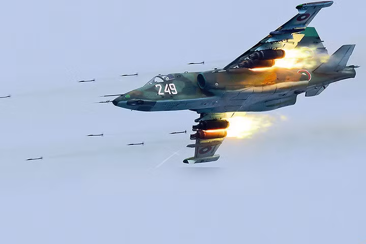 Một máy bay cường kích Su-25 thực hiện phóng hàng loạt quả rocket (ảnh: AirplanePictures).