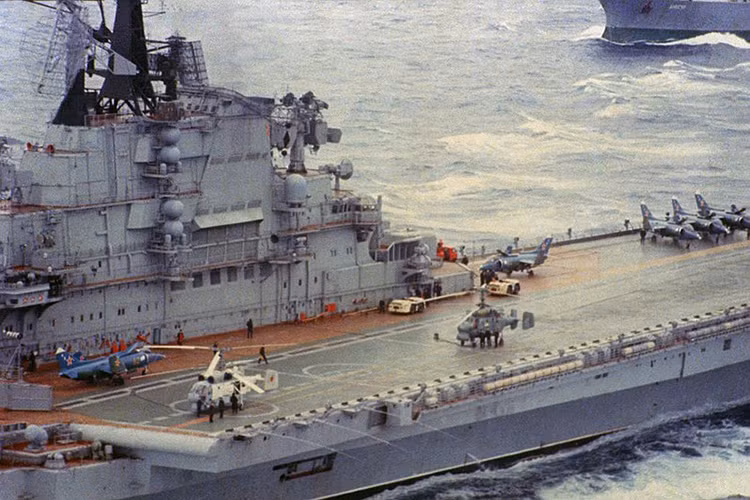 Trước khi Kuznetsov gia nhập biên chế ngày 25/12/1990, Project 1143 là tàu sân bay lớn nhất của Liên Xô có lượng giãn nước 45.000 tấn, có khả năng chở 30 máy bay các loại, trang bị 8 tên lửa diệt hạm 500km cùng 80-200 tên lửa phòng không... Nguồn ảnh: Wikipedia
