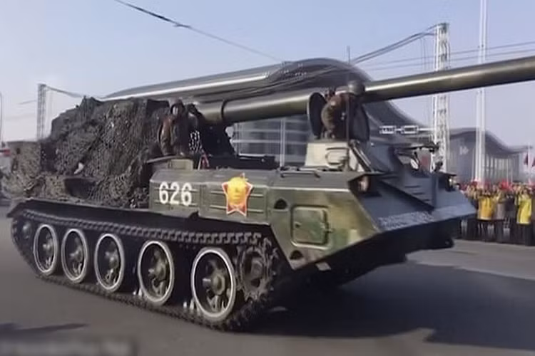 Hình ảnh trích xuất từ video này ghi cảnh pháo tự hành diễu qua đường phố ở trung tâm thủ đô Bình Nhưỡng của Triều Tiên vào hôm 8/2. Triều Tiên duyệt binh đúng trước một ngày Thế vận hội mùa Đông Pyeongchang diễn ra. Ảnh: AP.