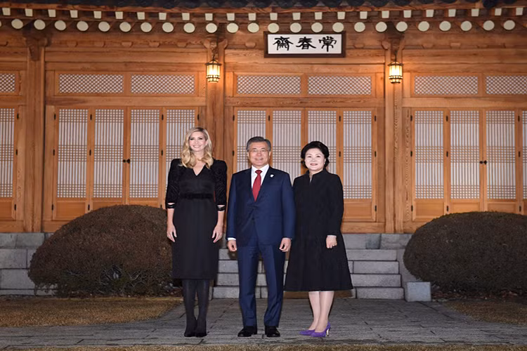 Ngay khi vừa đặt chân xuống thủ đô Seoul, bà Ivanka đã dành được sự quan tâm đặc biệt của truyền thông lẫn người dân Hàn Quốc, không kém gì chuyến thăm chính thức Hàn Quốc đầu tiên của bà Kim Yo Jong, em gái nhà lãnh đạo Triều Tiên Kim Jong-un. Ảnh: Business Insider.