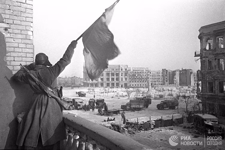 Giữa tháng 12/1942, Hồng quân Liên Xô bắt đầu phản công ở Stalingrad, các tập đoàn quân của Liên Xô không chọc sâu vào phòng tuyến của quân Đức mà chỉ chia cắt và bao vây dần. Nguồn ảnh: RIA.