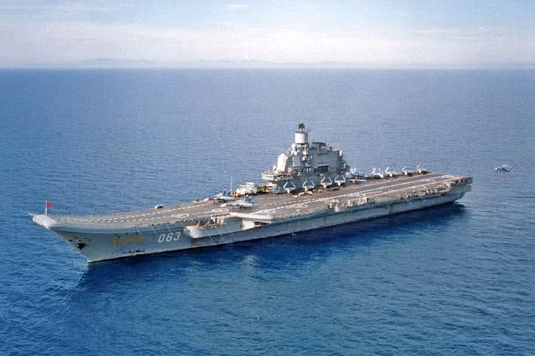 Ngày 25/12/1990, tàu sân bay lớn nhất từng được Liên Xô chế tạo đi vào hoạt động - Đô đốc Kuznetsov - lượng giãn nước gần 70.00 tấn, chở được 30-50 máy bay các loại. Đặc biệt, kho vũ khí của nó trang bị 12 tên lửa hành trình 700km, 192 tên lửa phòng không biến nó trở thành tàu sân bay vũ trang mạnh nhất hành tinh. Đây cũng là tàu sân bay duy nhất của Hải quân Nga hiện nay. Nguồn ảnh: Wikipedia.