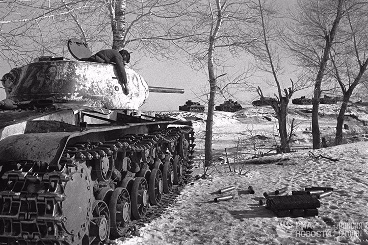 Đến cuối tháng 11/1942, ở Stalingrad Tập đoàn quân số 6 của Thống chế Friedrich Paulus vẫn còn hơn 1 triệu quân, 10.000 pháo cối các loại và gần 700 xe tăng, nhưng chừng đó cũng không thể giúp họ ngăn được bước tiến của Hồng quân trong tháng 12. Nguồn ảnh: RIA.