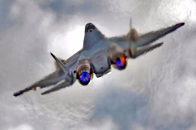 Cũng theo Bộ Quốc phòng Nga, không quân nước này sẽ biên chế những chiếc Su-57 chính thức đầu tiên trong năm nay, sau gần 10 năm phát triển với nhanh hơn hẳn so với các dòng chiến đấu cơ thế hệ thứ 5 cùng loại của Mỹ. Nguồn ảnh: army-news.ru.