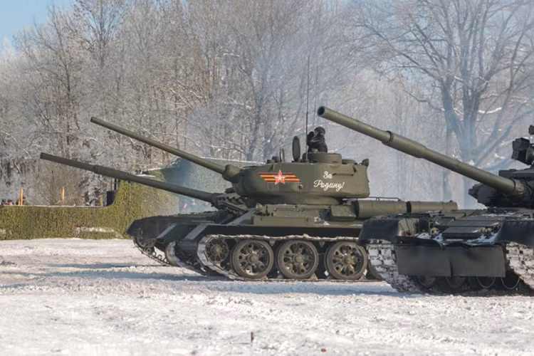 Huyền thoại chiến xa T-34-85 cũng có mặt góp vui. Nguồn ảnh: Arms-Expo