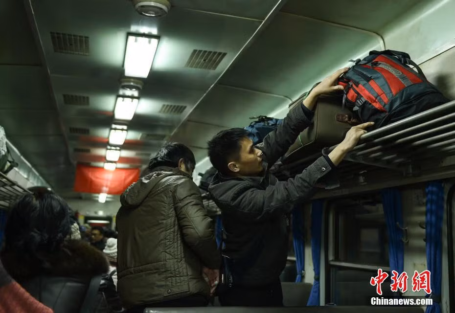 China News dẫn lời ông Liên Duy Lương, phó chủ nhiệm Ủy ban Phát triển và Cải cách Quốc gia Trung Quốc (NDRC), cho hay lượng người đi lại trong kỳ xuân vận năm nay ước đạt 2,98 tỷ lượt, ngang với năm ngoái. Ảnh: China News.