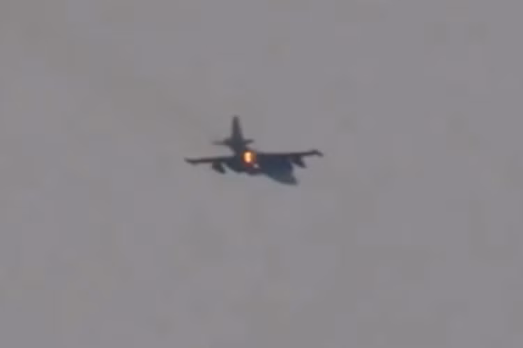 Dựa trên những hình ảnh do Mặt trận al-Nusra đăng tải, tổ chức khủng bố đứng ra chịu trách nhiệm vụ tấn công trên thì chiếc Su-25 của Nga bị bắn hạ khi đang hoạt động vùng trời Idlib. Phi công chiếc Su-25 đã nhảy dù ra khỏi máy bay ngay sau đó. Nguồn ảnh: Twitter.