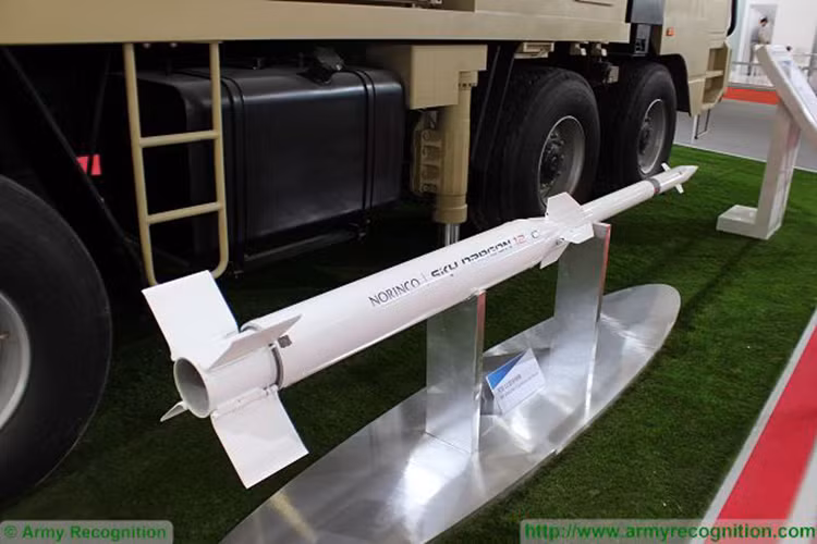 Hệ thống sử dụng đạn tên lửa DK-10A (biến thể của tên lửa không đối không PL-12). Tên lửa mới được kéo dài với một động cơ tăng cường, đường kính cũng lớn hơn so với bản gốc, cho tầm bắn 3 - 50 km, độ cao 30 - 20.000 m. Nguồn ảnh: Army Recognition.