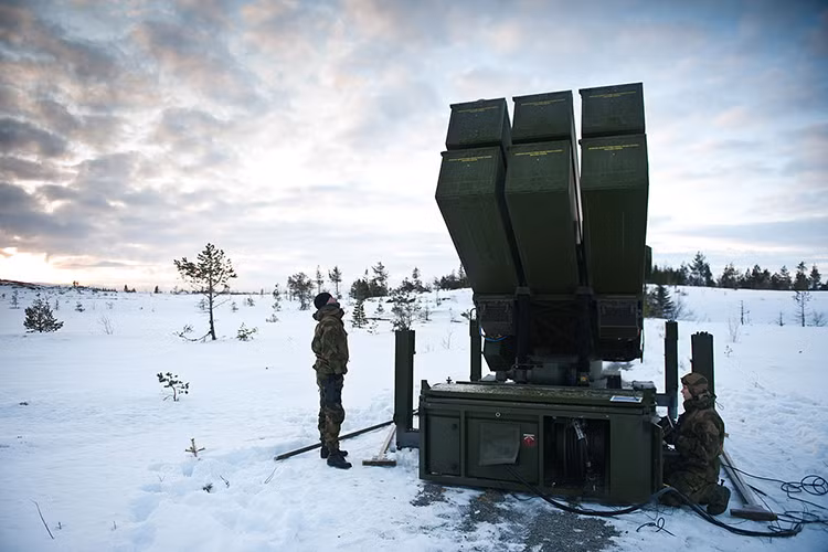 SLAMRAAM (Surface-Launched AMRAAM) là hệ thống tên lửa đất đối không tầm trung của Mỹ được phát triển dựa trên cơ sở tên lửa không đối không AIM-120 AMRAAM. Khi phóng đi từ mặt đất tên lửa AIM-120 chỉ đạt tầm bắn 25 - 40 km so với 55 - 180 km khi phóng từ trên không. Nguồn ảnh: Wikipedia.