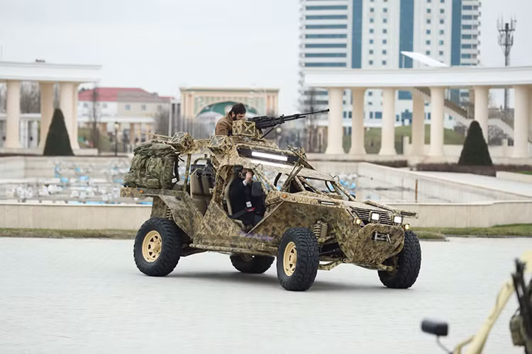 Theo TASS, trong hôm 24/2 người đứng đầu nước Cộng hòa Chechnya - Ramzan Kadyrov đã được giới thiệu về một mẫu phương tiện chiến đấu đa năng mới dành cho các đơn vị đặc nhiệm Nga tại thủ đô Grozny của Chechnya. Ngay lập tức lãnh đạo Chechnya đã dành những lời khen đặc biệt cho phương tiện này. Nguồn ảnh: defence.ru.