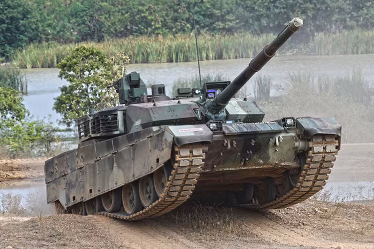 Và sau một thời gian ngắn tiếp nhận cũng như tổ chức huấn luyện, Thái Lan bày tỏ rất ấn tượng với tính năng của chiếc xe tăng chiến đấu chủ lực này, đánh giá nó vượt trội loại T-84 Oplot-T do Ukraine sản xuất. Ảnh: Shephard Media.