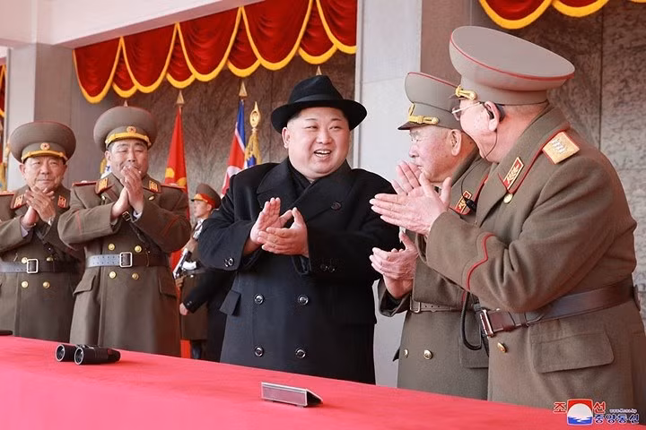 Nhà lãnh đạo Triều Tiên Kim Jong-un (áo đen) tươi cười và vỗ tay cùng 4 vị tướng hàng đầu của quân đội Triều Tiên, gồm (từ trái qua, theo NKLeadershipwatch): Bộ trưởng Các lực lượng vũ trang Pak Yong Sik, Chủ nhiệm Tổng cục Chính trị Kim Jong Gak, Tổng tham mưu trưởng Ri Myong Su, và Cục trưởng Cục Tác chiến Ri Yong Gil.