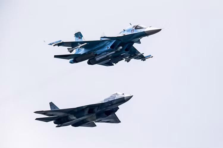 Đến Syria cùng Su-57 lần này còn có 4 chiến Su-35S, 4 Su-25 và một chiếc A-50U, số máy bay này chắc chắn được tăng cường nhằm chuẩn bị cho các chiến dịch trên không quy mô lớn của Không quân Nga trên các chiến trường trọng điểm tại Syria. Nguồn ảnh: airliners.net.