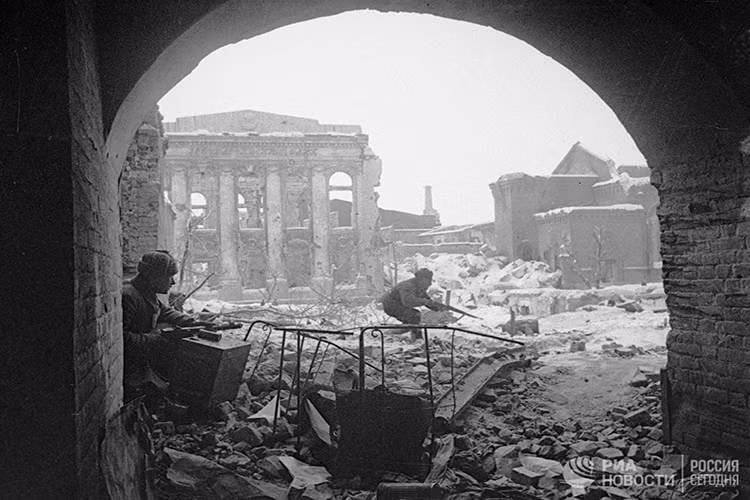 Bên cạnh các lợi thế về mặt chiến lược, để chiến thắng ở Stalingrad Hồng quân Liên Xô đã dùng tới 1.700.000 quân, 4.431 xe tăng và 2.769 máy bay các loại, những con số này hoàn toàn áp đảo so với quân Đức. Nguồn ảnh: RIA.