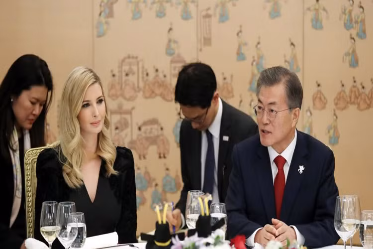 Cũng trong đêm 23/2, đích thân Tổng thống Hàn Quốc Moon Jae-in tối đã thiết đãi con gái cả của Tổng thống Mỹ Donald Trump, thực đơn đặc biệt tại Nhà Xanh. Ảnh: Business Insider.