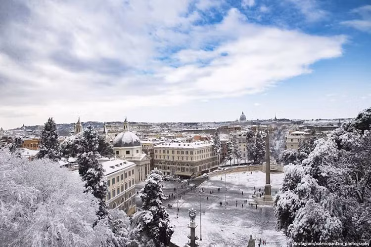Tuyết rơi dày cùng nền nhiệt xuống thấp cũng khiến Rome đóng cửa một số địa điểm tham quan nổi tiếng của thành phố như Đấu trường La mã và Quảng trường Roman Forum. Ảnh: RT.