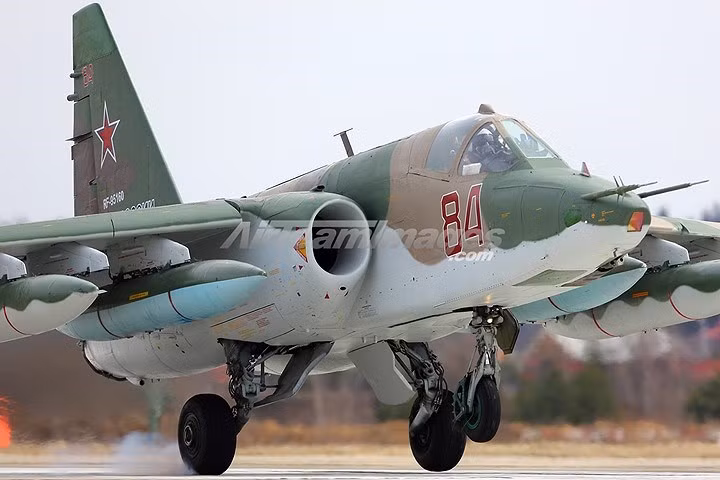 Trải nghiệm từ chiến trường Afghanistan đã dẫn tới hàng loạt chỉnh sửa cho các máy bay Su-25 được chế tạo từ năm 1987.