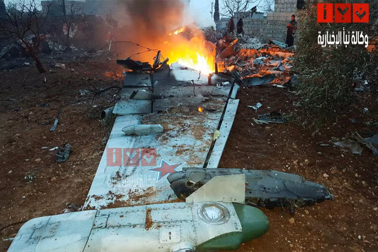 Cận cảnh hiện hiện trường nơi chiếc Su-25 Nga rơi xuống sau khi bị bắn hạ, nó chỉ nằm cách thành phố Saraqib vài kilomet về phía nam. Nguồn ảnh: Qalaat Al Mudiq‏.