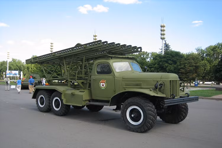 Cái tên đầu tiên cần phải được nói đến là BM-13 Katyusha là hệ thống pháo phản lực phóng loạt được Liên Xô đưa vào sử dụng từ năm 1939. Kết cấu bao gồm 16 đạn rocket M13 cỡ 132 mm lắp trên ray dẫn đơn với tầm bắn 5,5 km. 2 phiên bản chính là giàn hạng nhẹ BM-8 cỡ 82 mm và giàn hạng nặng BM-31 cỡ 300 mm. Nguồn ảnh: Wikimedia