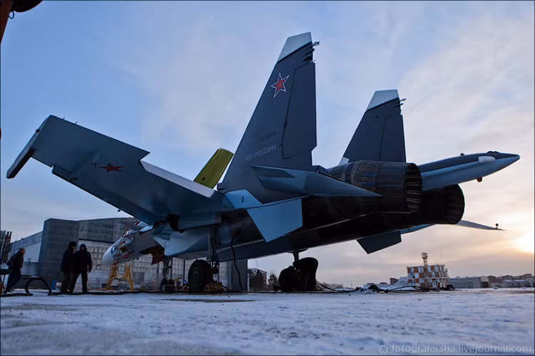 Được thiết kế dựa trên phiên bản Su-30MKI dành cho Không quân Ấn Độ, Su-30SM sử dụng động cơ với lực đẩy lớn hơn, được nâng cấp hệ thống radar, hệ thống liên lạc vô tuyến, hệ thống nhận diện bạn-thù và hệ hệ thống tác chiến điện tử tiên tiến. Nguồn ảnh: fotografersha.