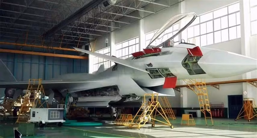 J-14 của Trung Quốc là một chương trình vũ khí đầy tham vọng, tuy nhiên cho đến nay thông tin về mẫu chiến đấu cơ này vẫn còn nằm trong vòng bí mật. Nguồn ảnh: Thai Military.