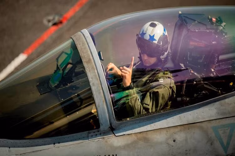 Phi công Eric Wickens ra hiệu trước khi cất cánh trên tiêm kích hạm F/A-18E Super Hornet. Chiếc máy bay này thuộc biên chế Liên đoàn tiêm kích 192. Nguồn ảnh: US Navy.