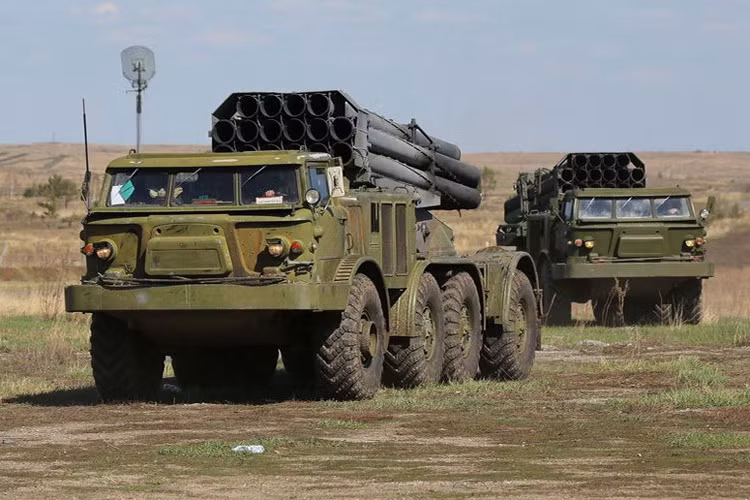 BM-27 Uragan: tên định danh GRAU 9P140 là một tổ hợp MLRS hiện đại của Liên Xô và Nga, chính thức đi vào phục vụ từ năm 1975. Hệ thống bao gồm 16 ống phóng rocket cỡ 220 mm lắp đặt trên khung gầm xe tải việt dã hoán cải từ ZIL-135 8x8. Nguồn ảnh: Wikipedia.