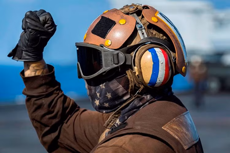 Hình ảnh mới nhất trên tàu sân bay USS Carl Vinson đang trên đường tới Đà Nẵng. Bức ảnh đề ngày 24/2 ghi lại hình ảnh thủy thủ Andrew Odegaard đang kiểm tra trước một phi vụ. Nguồn ảnh: US Navy.