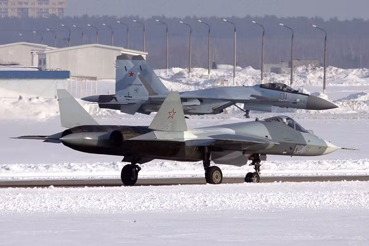 Tuy nhiên, một số nhận định khác lại cho rằng sự xuất hiện của Su-57 tại Syria chỉ là cách Nga gây sức ép với các quốc gia khác đang tham chiến tại đây, tương tự như trường hợp của BMPT-72 hay S-350 Vityaz. Nguồn ảnh: army-news.ru.