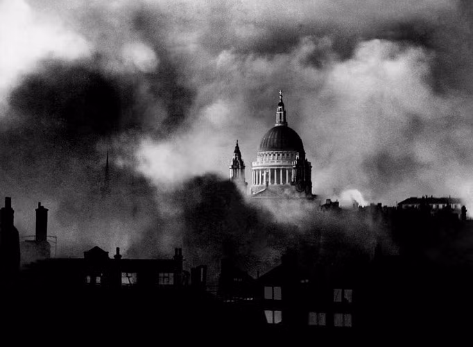 Khói bốc lên tại Nhà thờ St. Paul ở London đêm đầu đợt rải bom của phát xít Đức năm 1940.