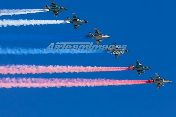 Chiếc Su-25 dài 15,35 m, cao 5,2m và có sải cánh 14,52 m.