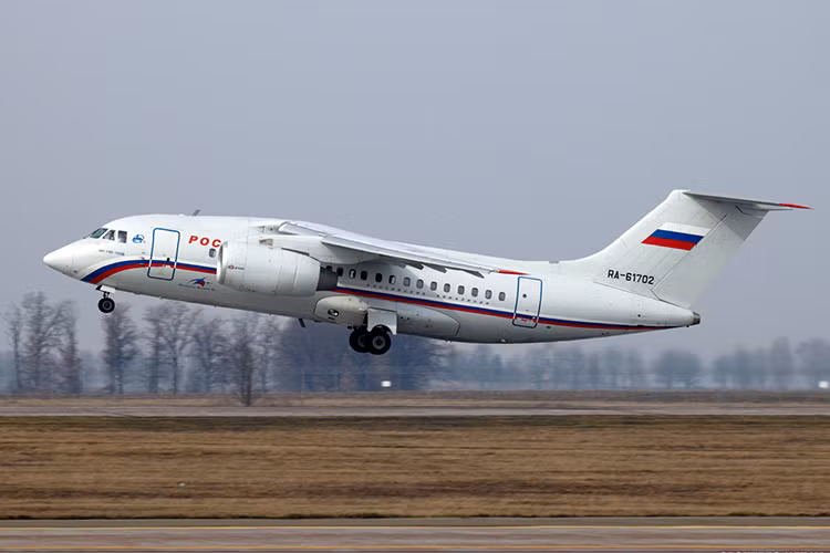 An-148 thiết kế với kiểu cánh đơn đặt cao trên thân với động cơ tuốc bin phản lực cánh quạt đẩy Ivecheko Progress D-346-158 (tốc độ 800-900km/h) đặt trên các mấu dưới cánh. Kiểu bố trí này nhằm bảo vệ động cơ và cấu trúc cánh chống lại hư hại từ các vật thể lạ. Ảnh: Wikimedia.